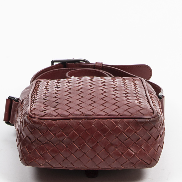 Bottega Veneta Small Messenger Bag in Red Intreciatto Leather - Picture 6 of 7
